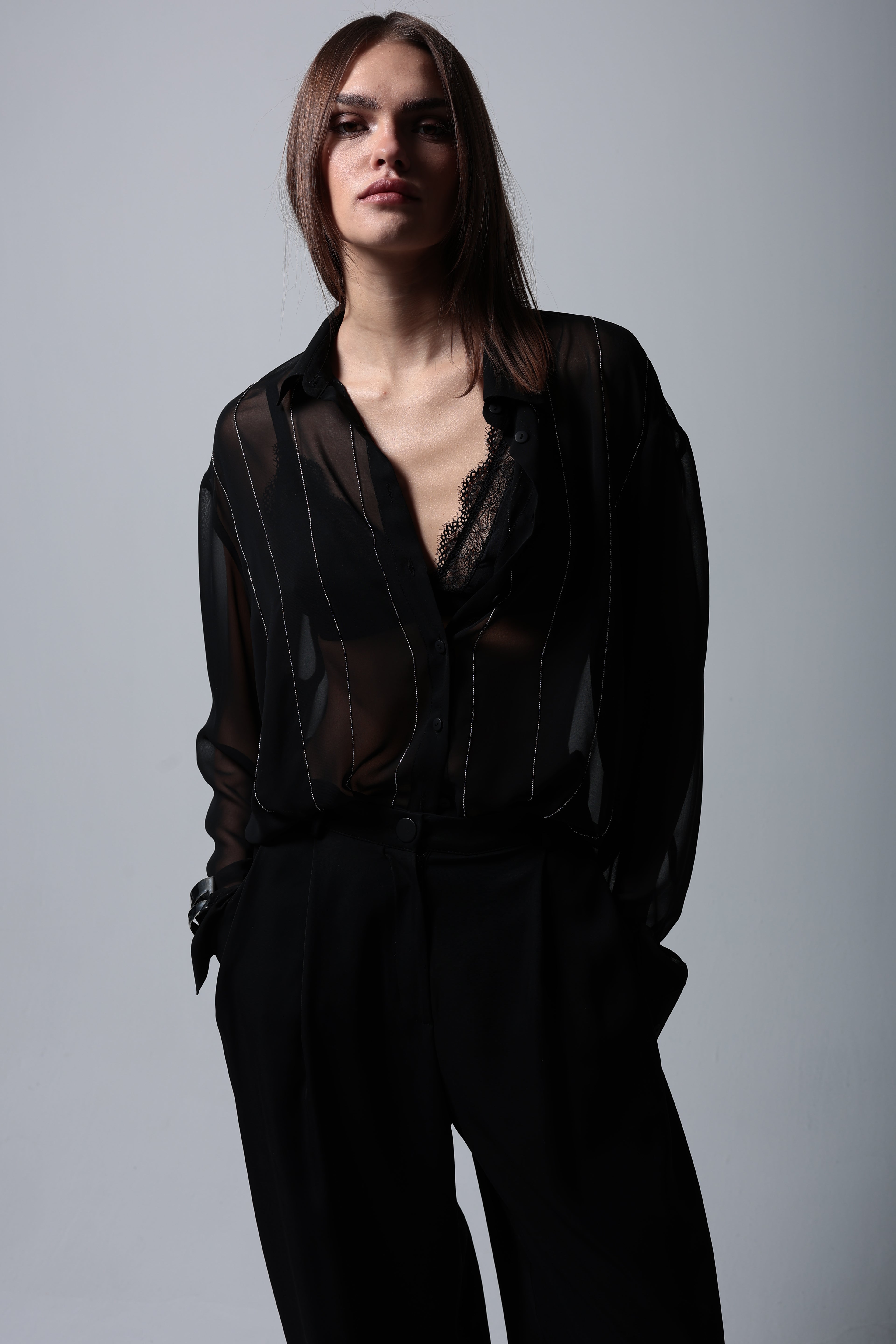 Zincir nakışlı transparan gömlek