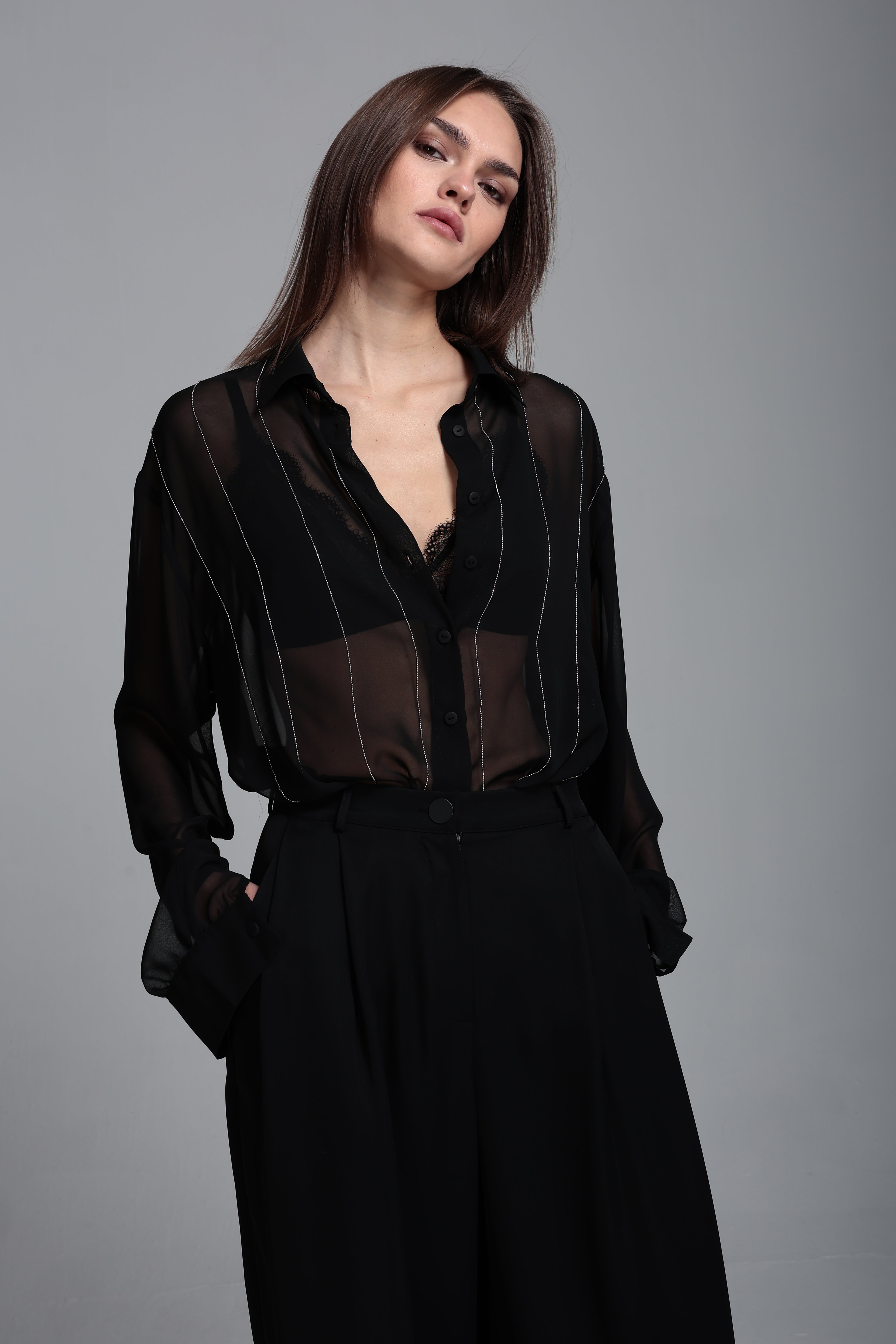 Zincir nakışlı transparan gömlek