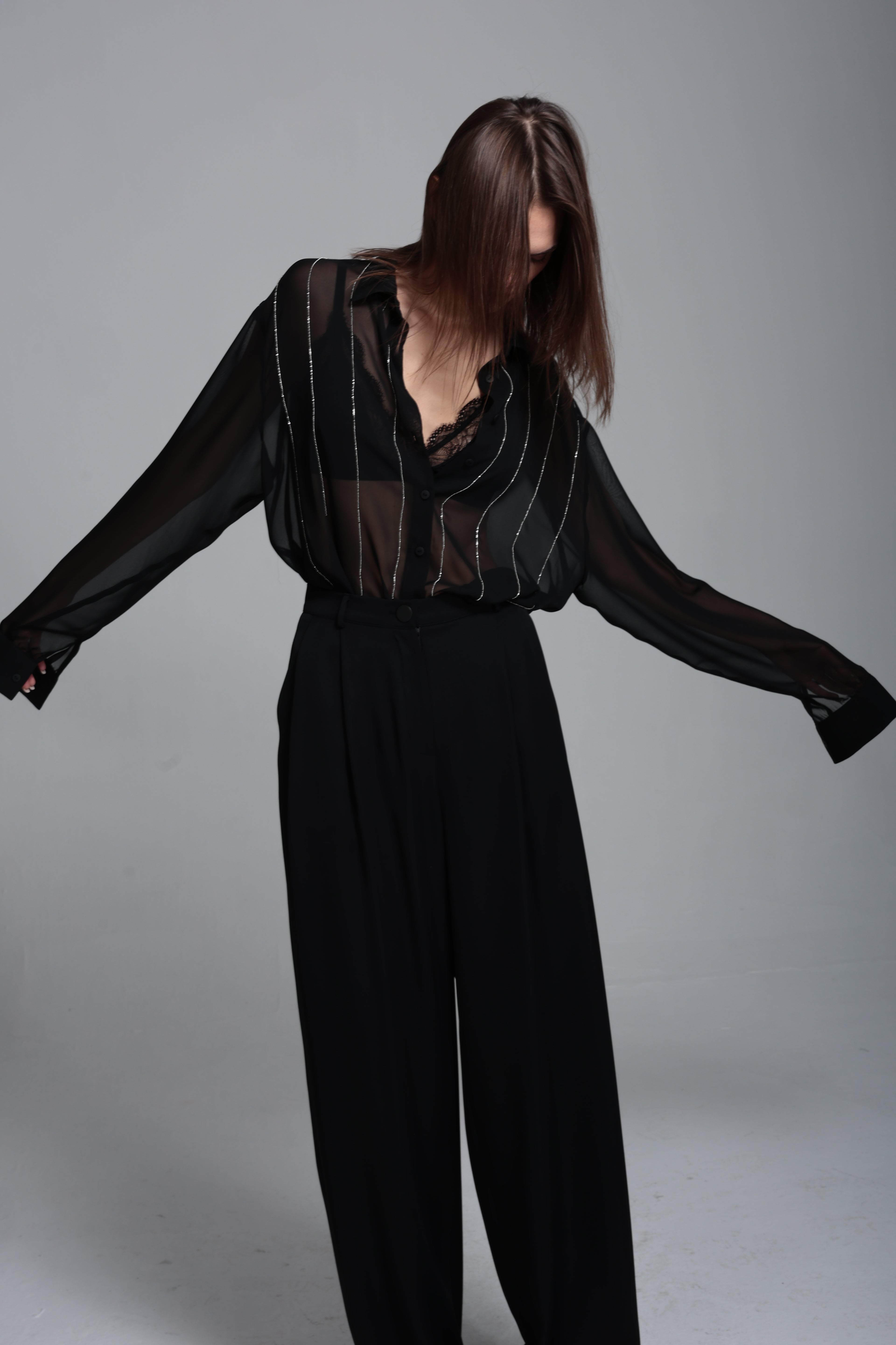 Zincir nakışlı transparan gömlek