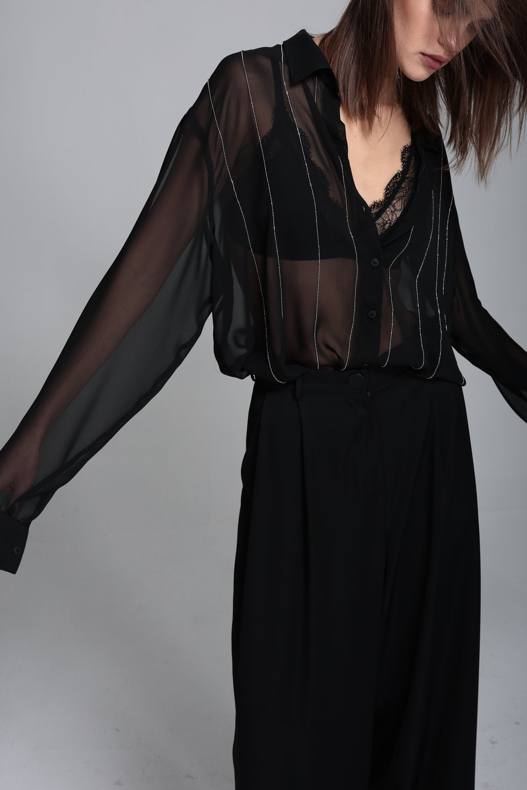 Zincir nakışlı transparan gömlek