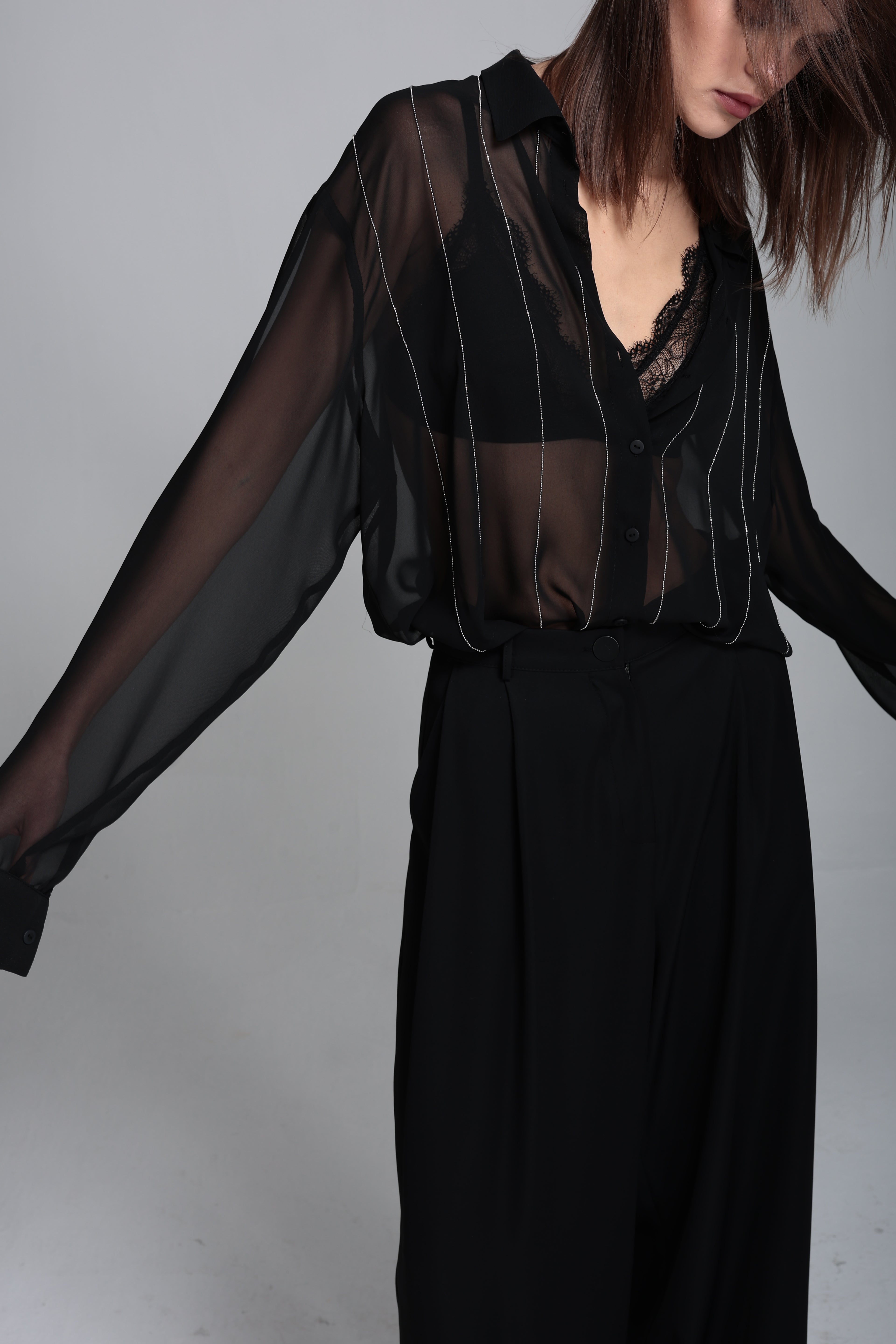 Zincir nakışlı transparan gömlek