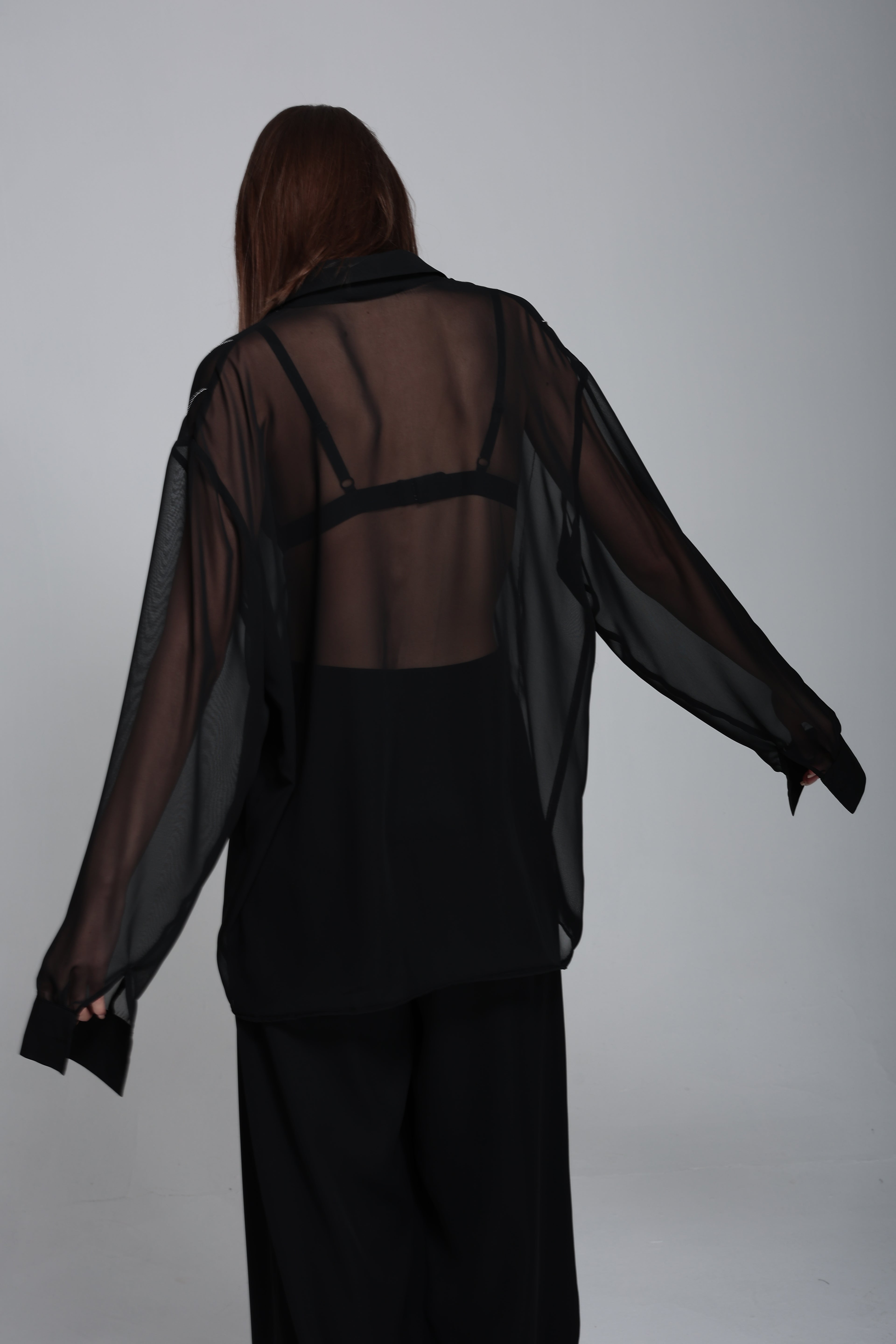 Zincir nakışlı transparan gömlek