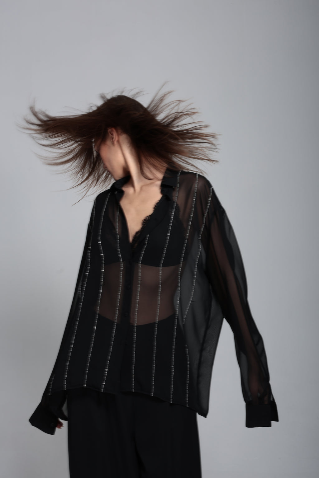 Zincir nakışlı transparan gömlek