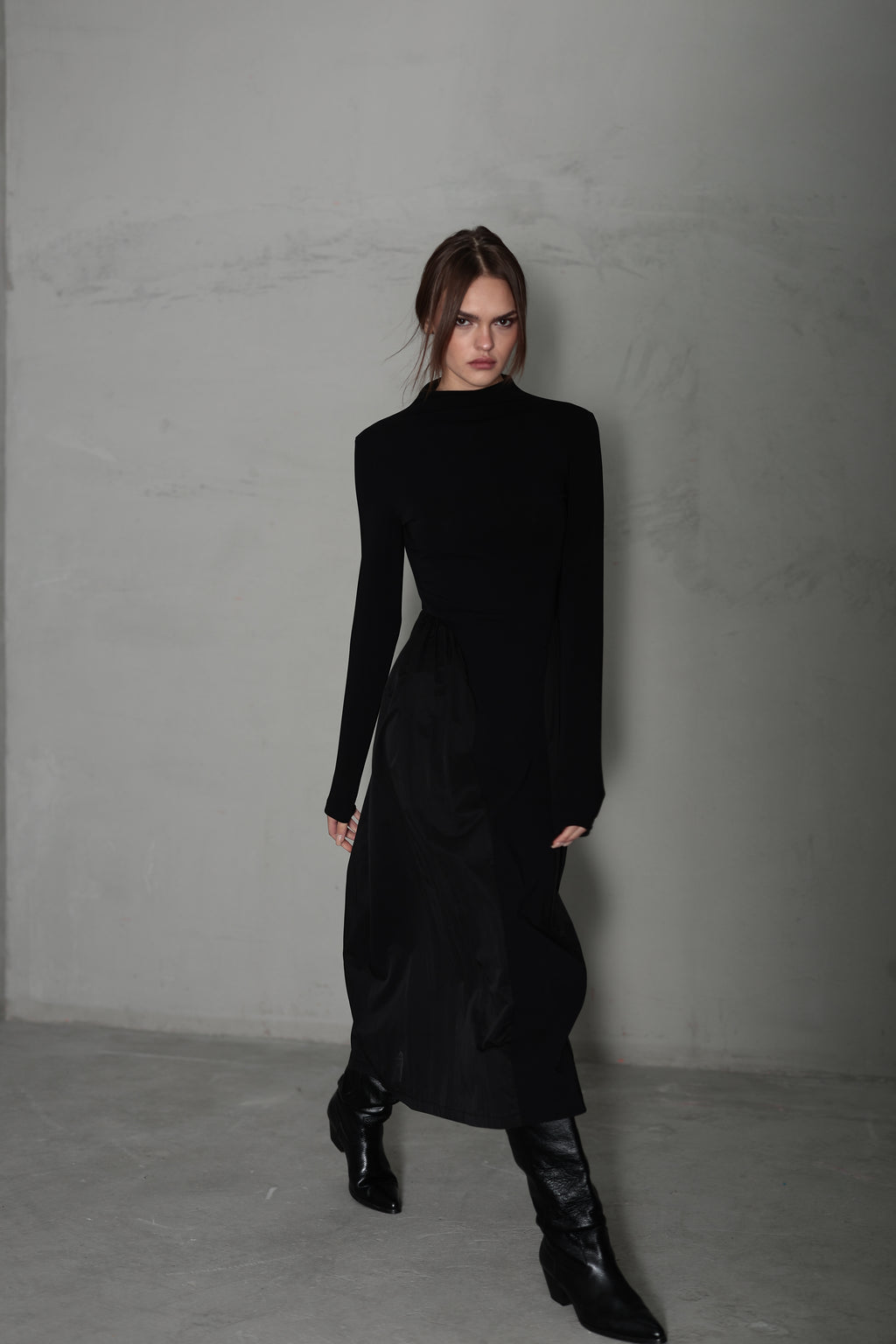 Teknik kumaş detaylı örme elbise