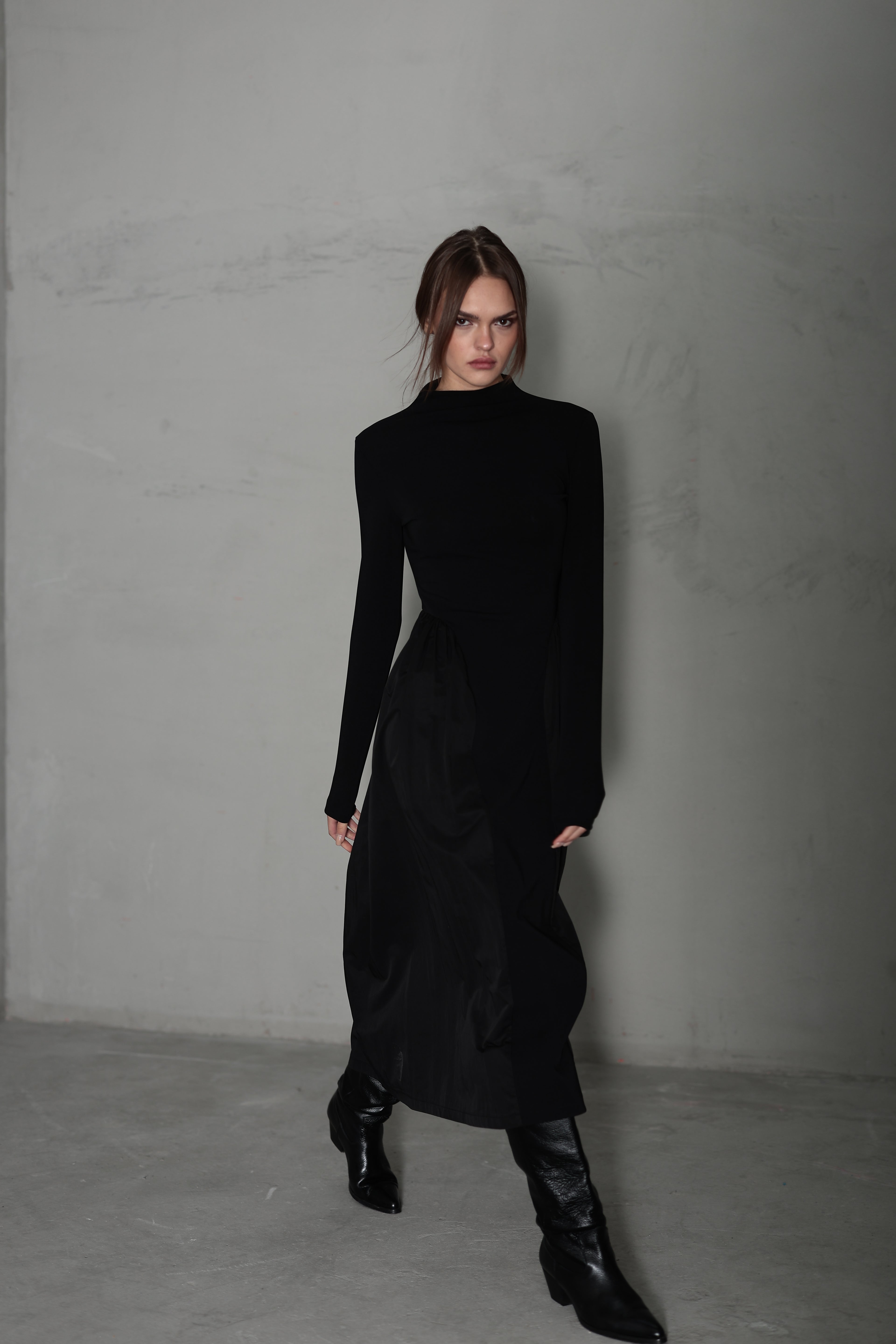 Teknik kumaş detaylı örme elbise