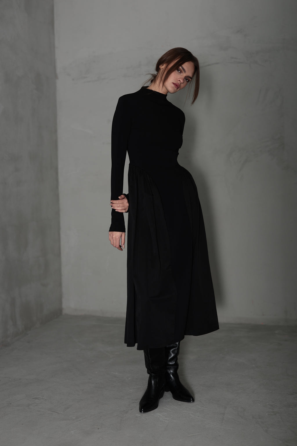 Teknik kumaş detaylı örme elbise