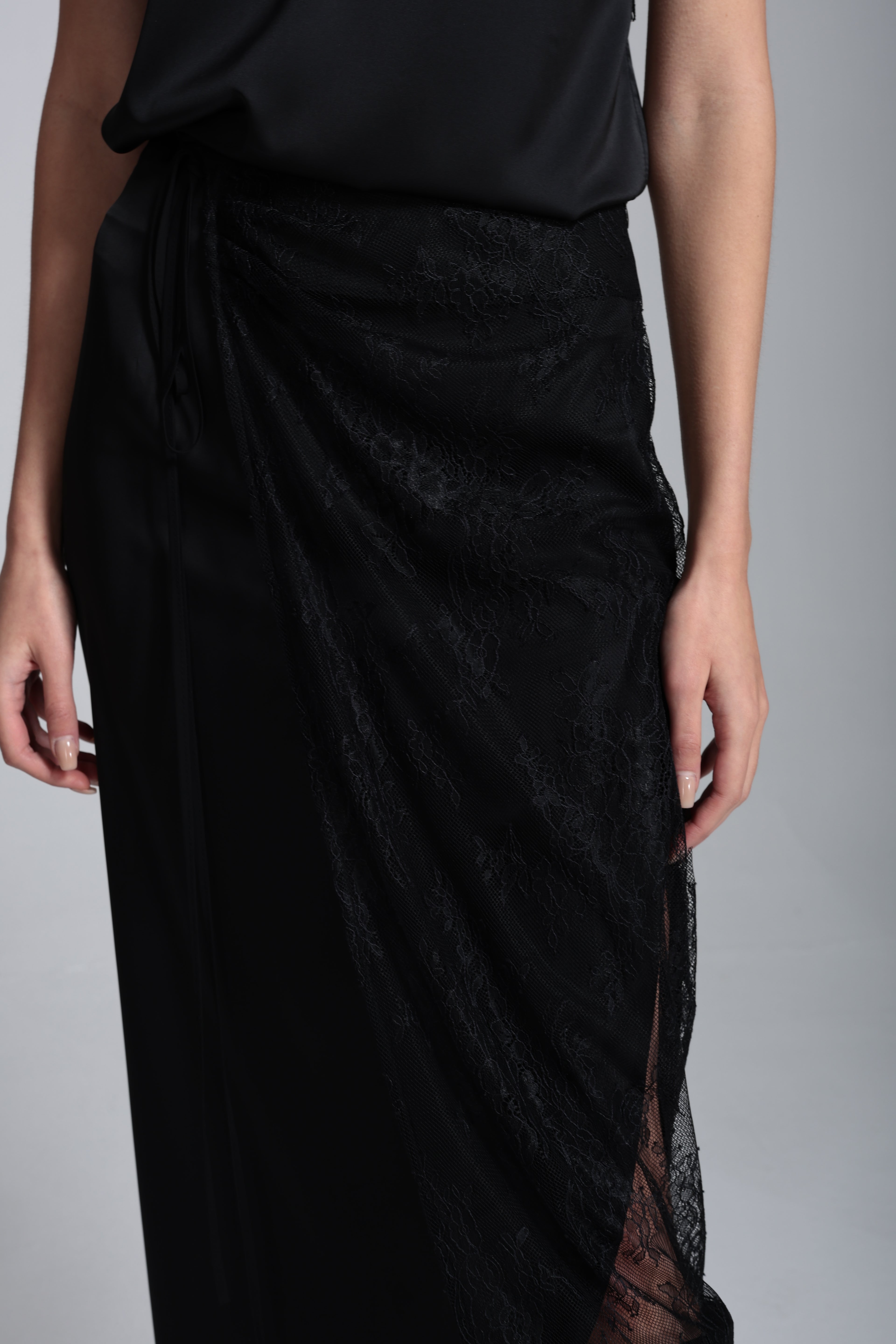 Dantel detaylı saten etek