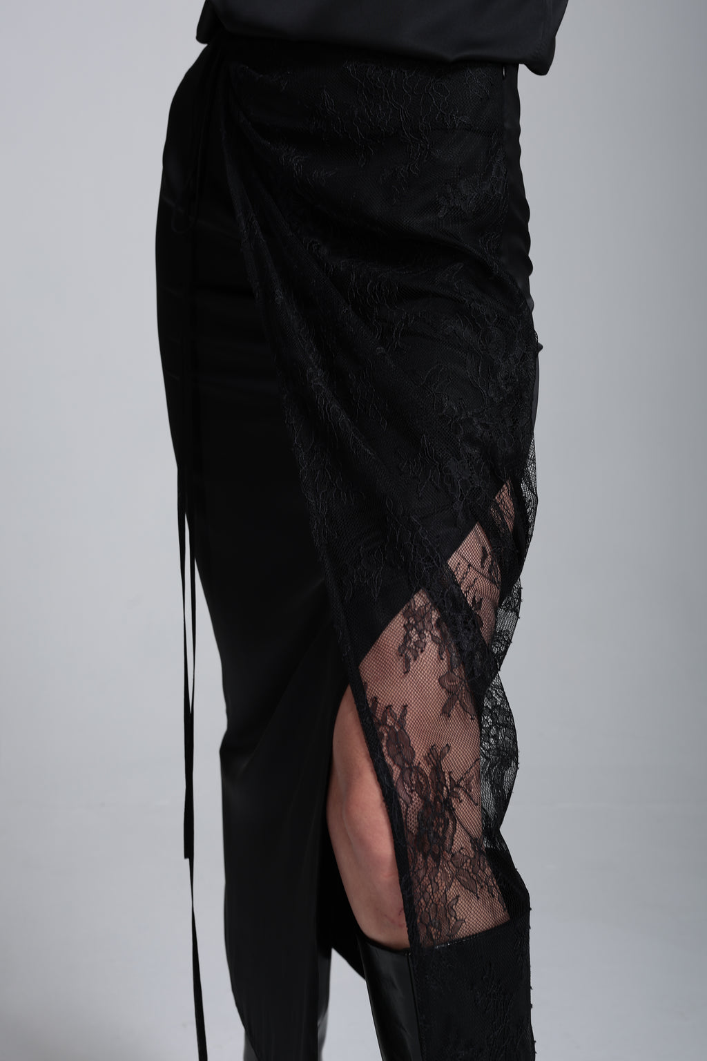 Dantel detaylı saten etek