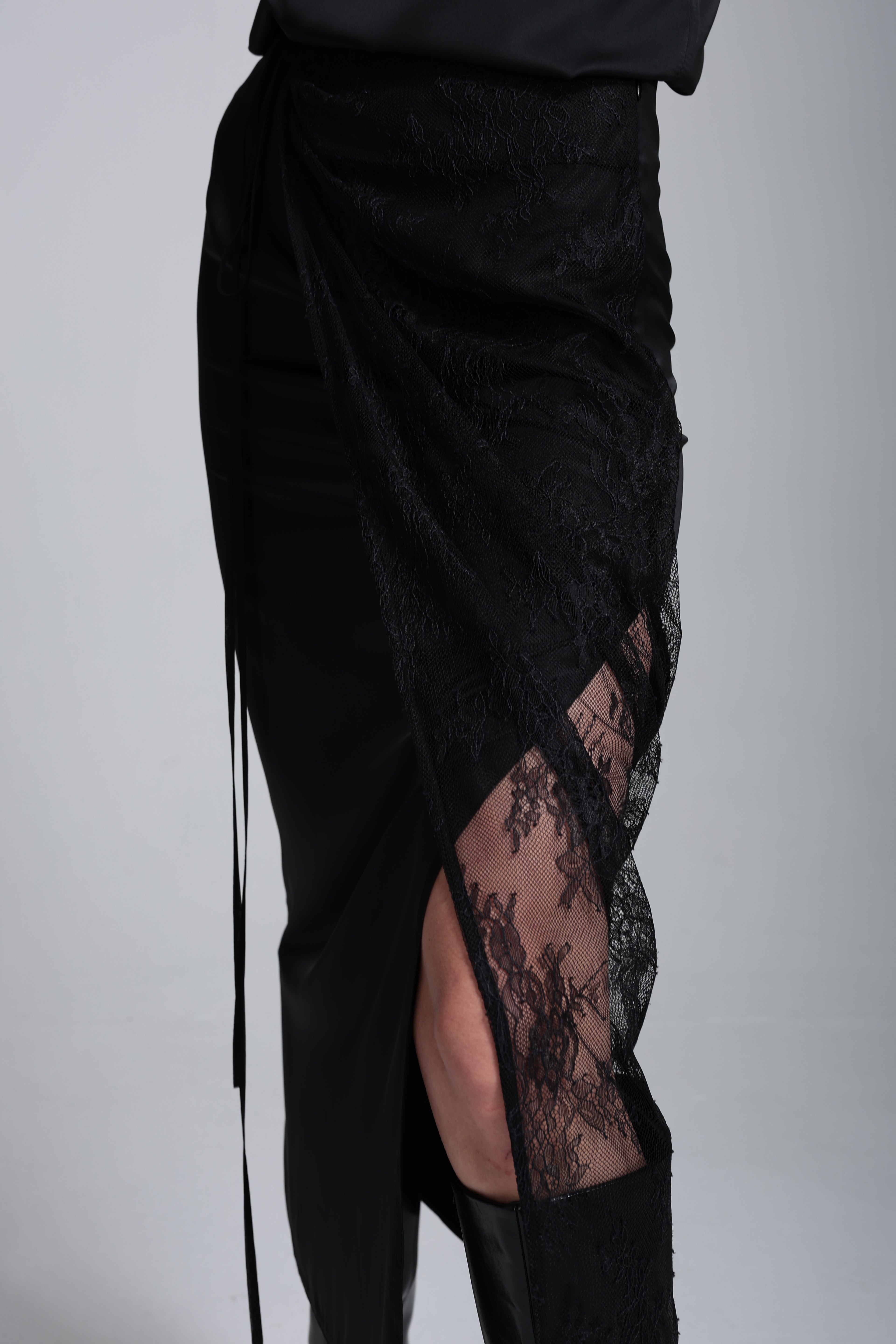 Dantel detaylı saten etek