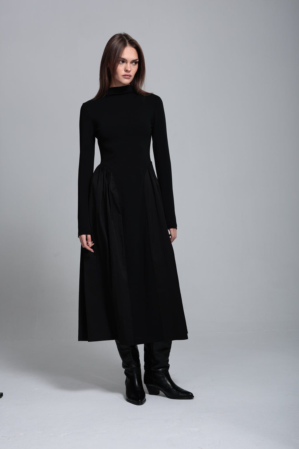 Teknik kumaş detaylı örme elbise