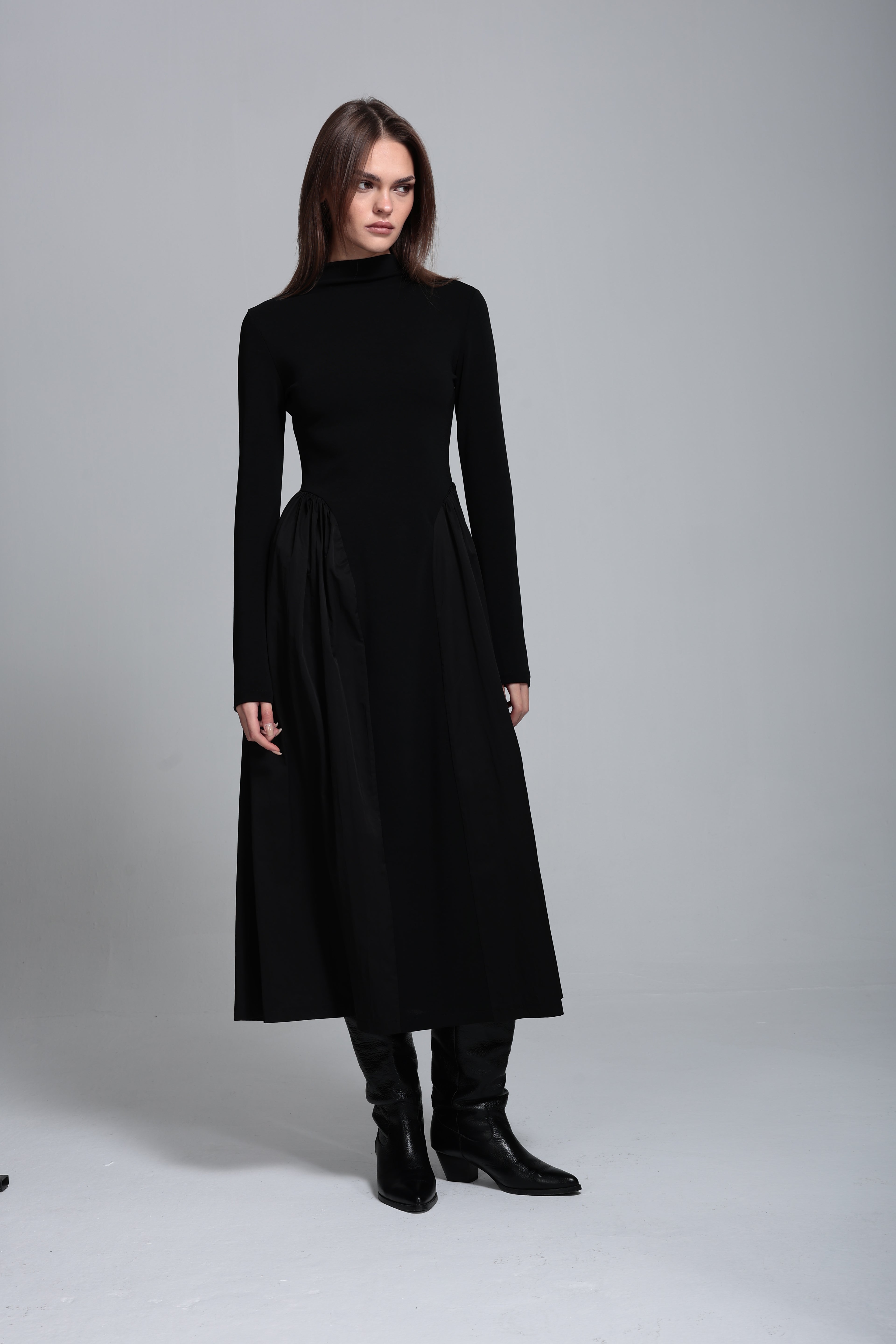 Teknik kumaş detaylı örme elbise