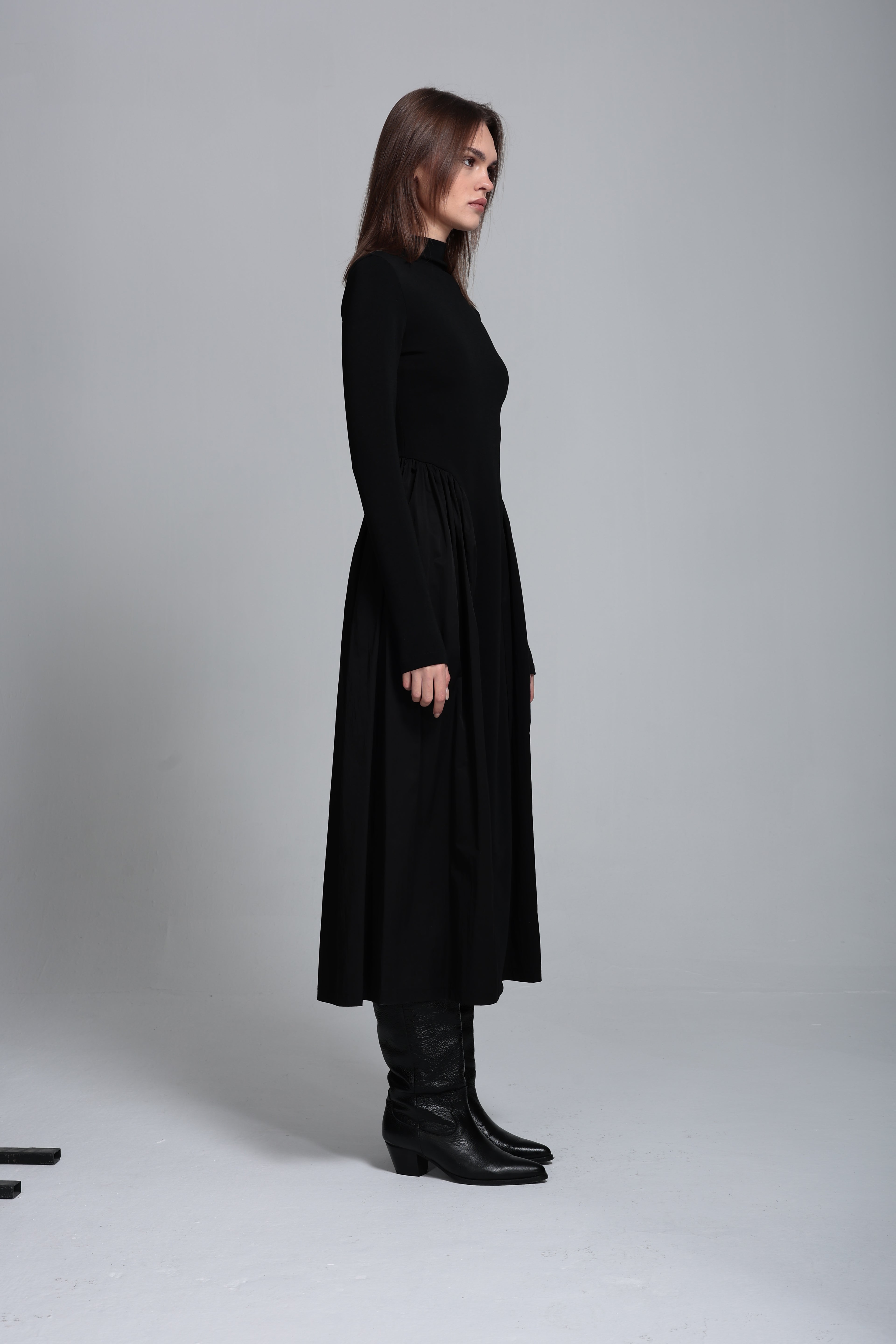 Teknik kumaş detaylı örme elbise