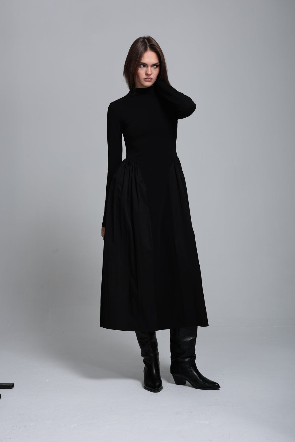 Teknik kumaş detaylı örme elbise