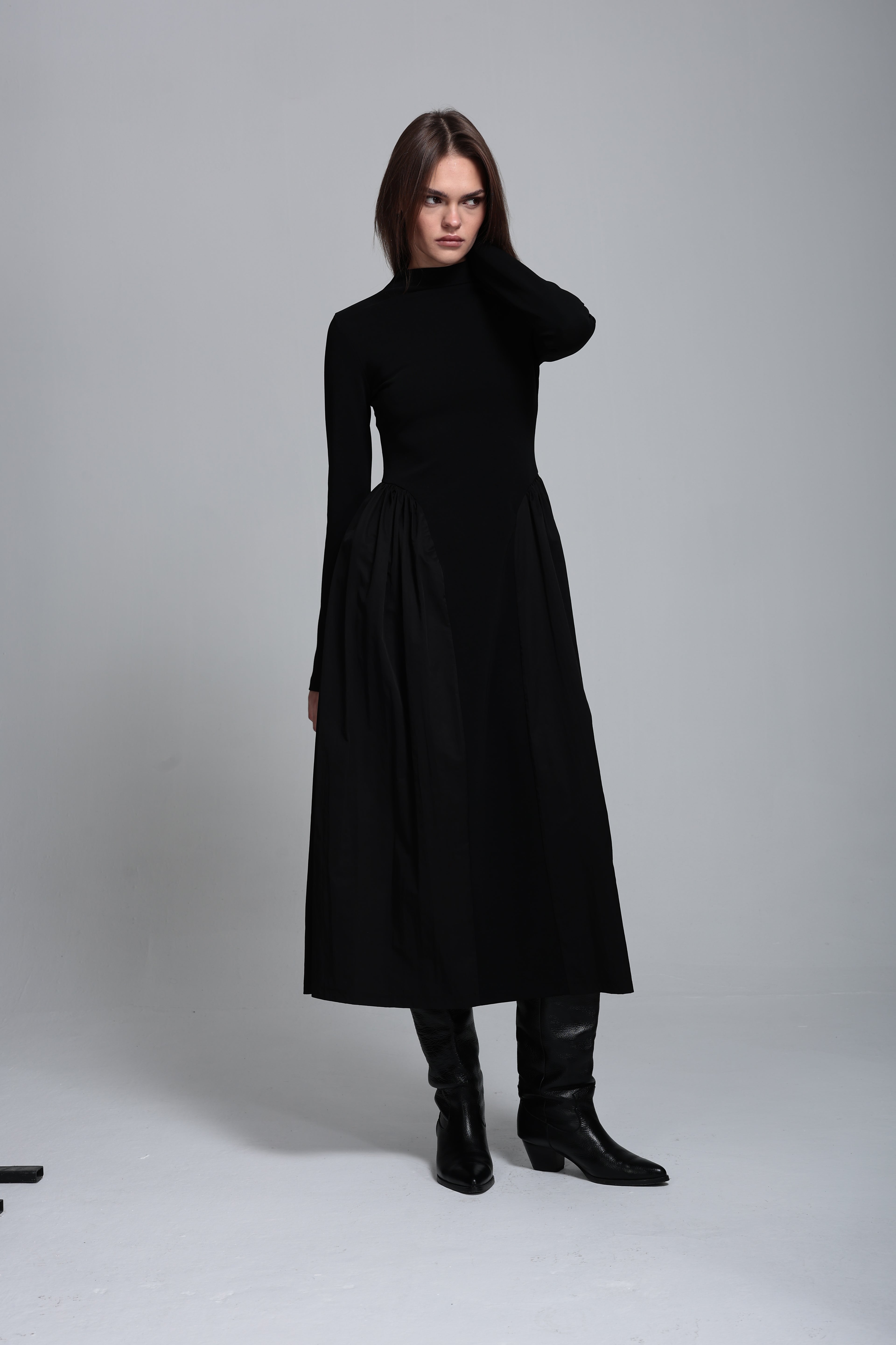 Teknik kumaş detaylı örme elbise