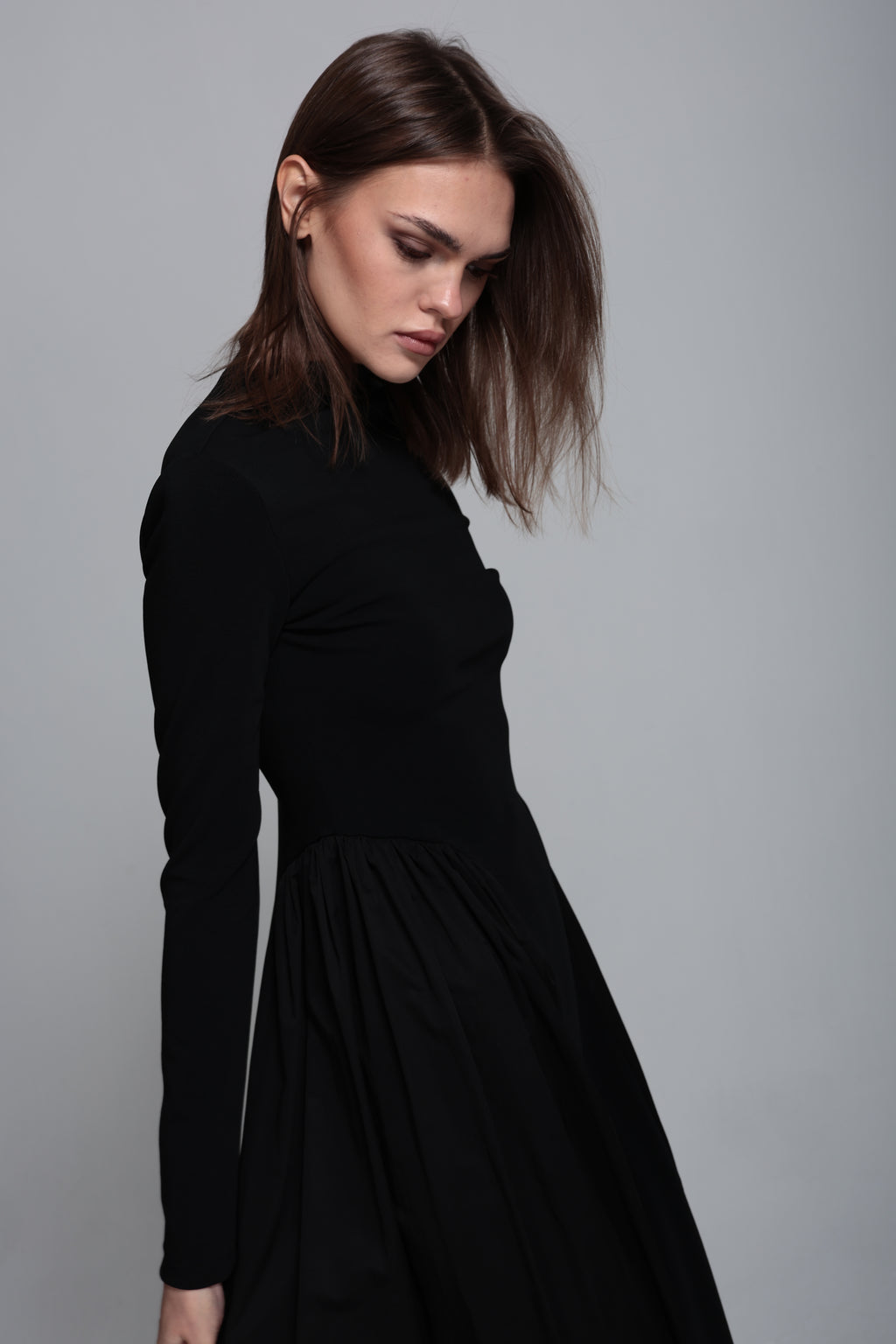 Teknik kumaş detaylı örme elbise