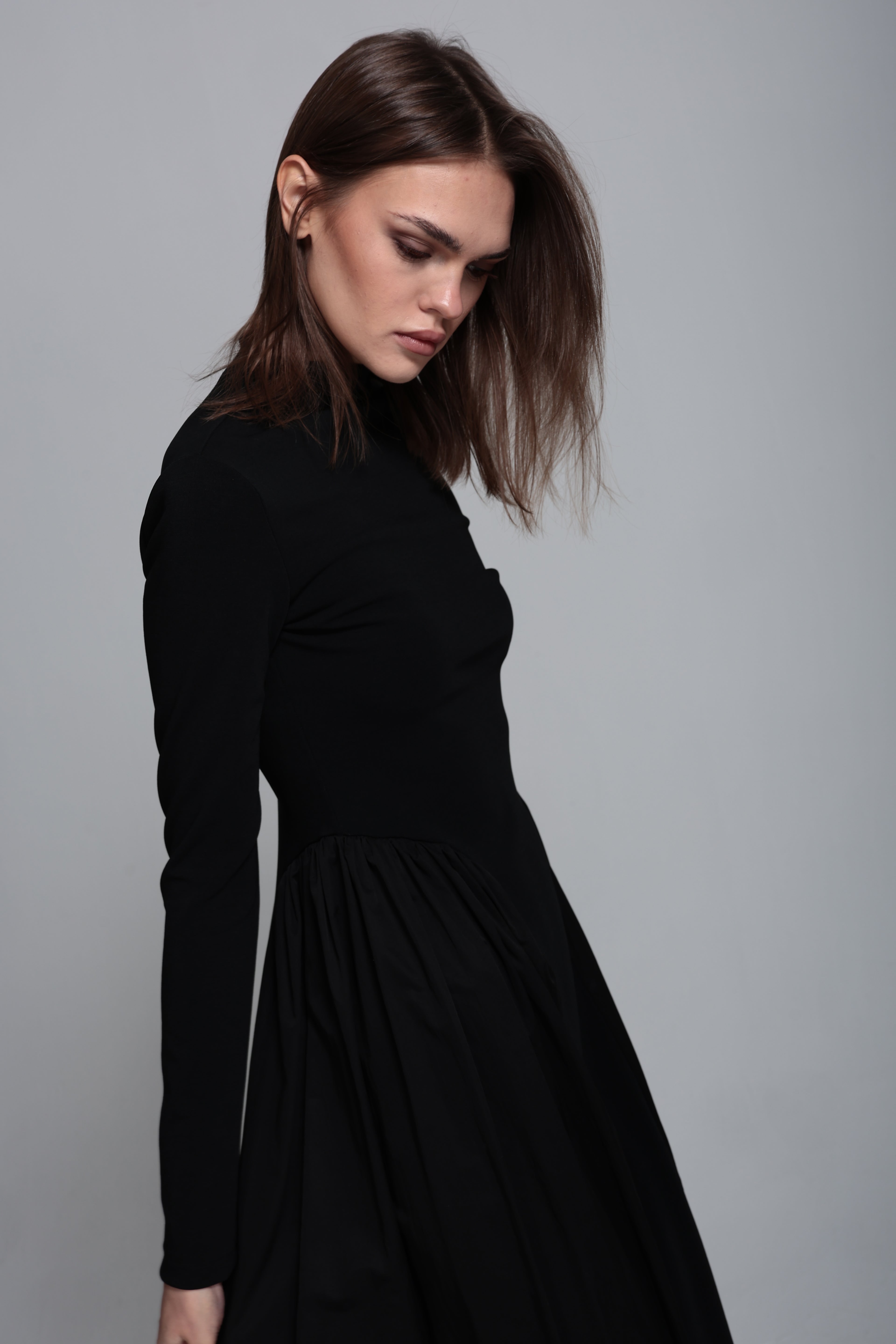 Teknik kumaş detaylı örme elbise